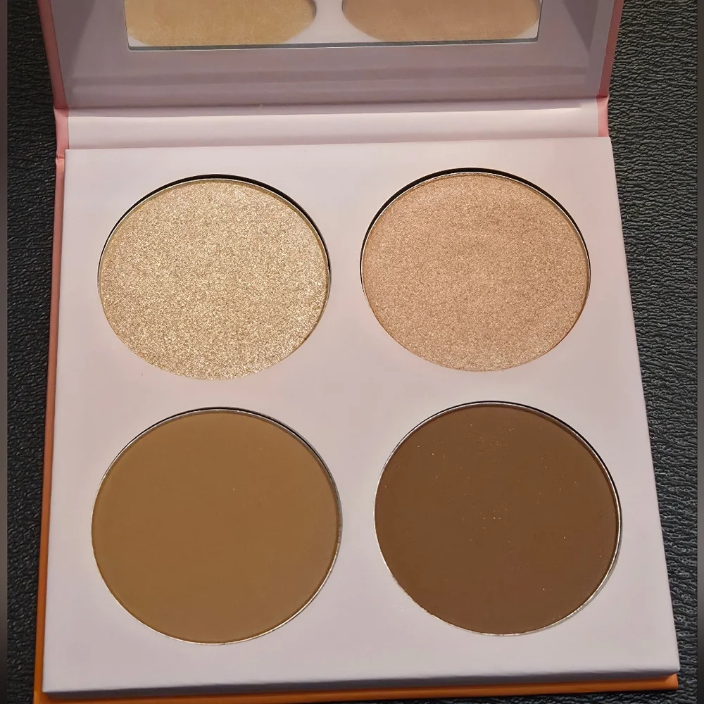 Doll 10 Caribean in a Compact Talc Free Contour Palette
